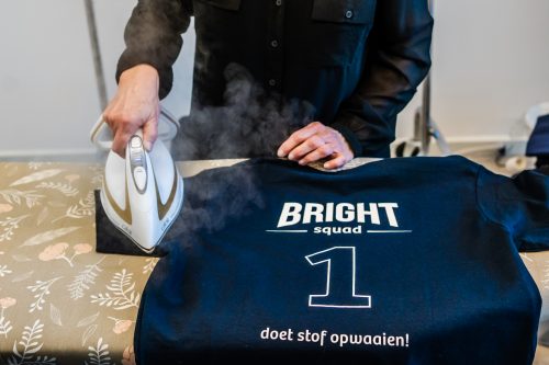 Vrouw strijkt Bright Squad nr 1 T-shirt